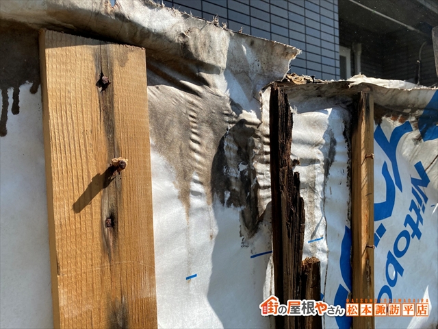 塩尻市ベランダ改修工事　既存ベランダ解体中　腐食している下地